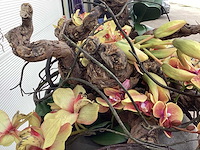 Bloempot met wijnranken en kunstorchidee - afbeelding 4 van  4