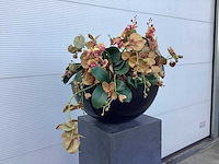 Bloempot met wijnranken en kunstorchidee - afbeelding 2 van  2