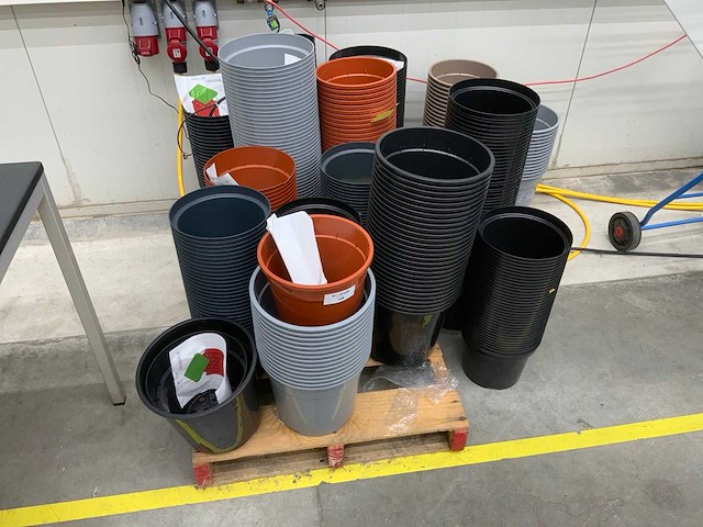 Bloempotten kunststof op pallet - afbeelding 1 van  3