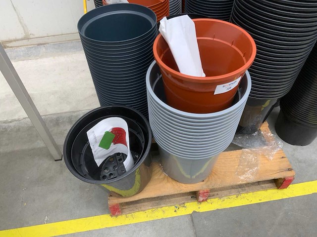 Bloempotten kunststof op pallet - afbeelding 2 van  3