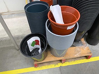 Bloempotten kunststof op pallet - afbeelding 2 van  3