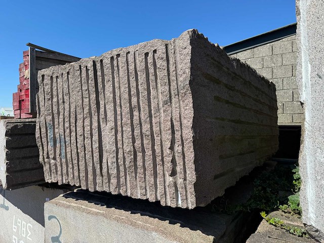 Blok graniet - voorraad natuursteen - afbeelding 1 van  1