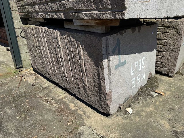 Blok graniet - voorraad natuursteen - afbeelding 1 van  1