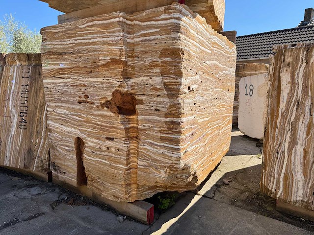 Blok marmer - voorraad natuursteen - afbeelding 1 van  2