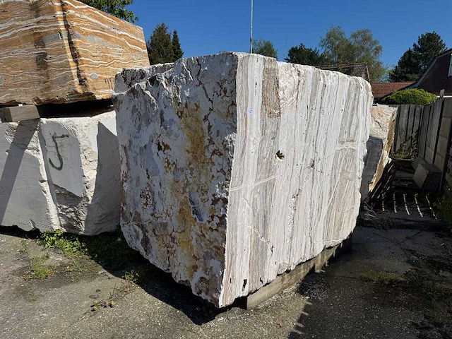 Blok marmer - voorraad natuursteen - afbeelding 1 van  2