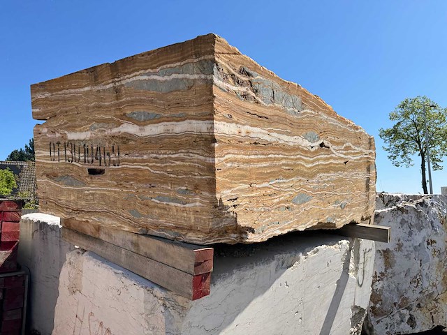 Blok marmer - voorraad natuursteen - afbeelding 1 van  2