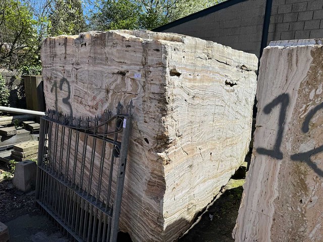 Blok marmer - voorraad natuursteen - afbeelding 1 van  2