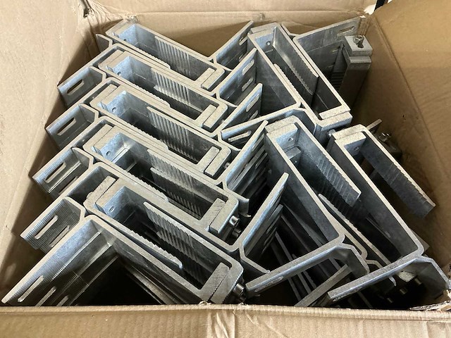 Blubase 200200 verstelbare dakhaak (100x) - afbeelding 6 van  6