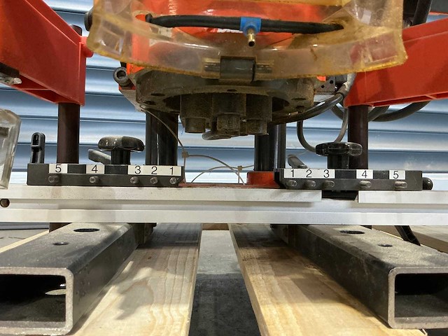 Blum - minipress msp - scharnierboormachine - afbeelding 12 van  13
