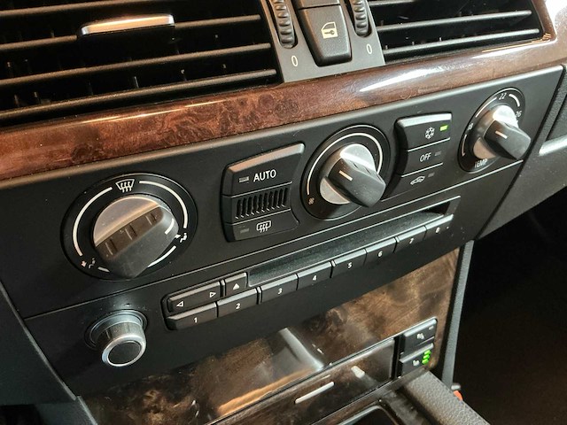 Bmw - 2010 - 5-serie touring - 520i - personenauto - afbeelding 17 van  19