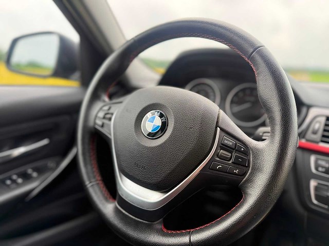 Bmw - 3-serie - 320i executive - 2012 - personenauto - 30-tzt-5 - afbeelding 2 van  13