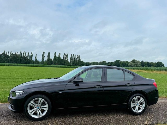 Bmw - 3-serie - 320i executive - 2012 - personenauto - 30-tzt-5 - afbeelding 11 van  13