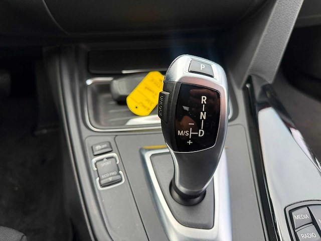 Bmw - 3-serie - 320i executive - 2012 - personenauto - 30-tzt-5 - afbeelding 4 van  13