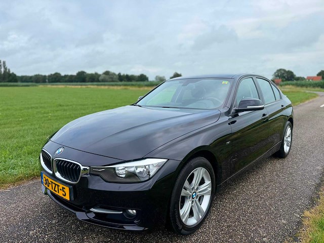 Bmw - 3-serie - 320i executive - 2012 - personenauto - 30-tzt-5 - afbeelding 1 van  13