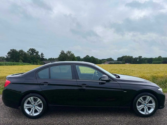 Bmw - 3-serie - 320i executive - 2012 - personenauto - 30-tzt-5 - afbeelding 12 van  13
