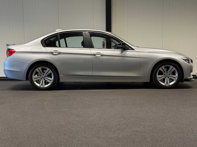 Bmw - 3-serie - 320i high executive - 29-txv-6 - 2012 iaw - afbeelding 16 van  27