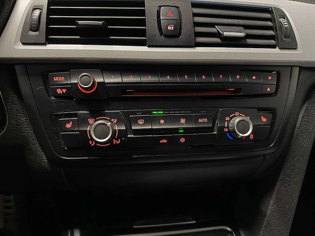 Bmw - 3-serie - 320i high executive - 29-txv-6 - 2012 iaw - afbeelding 3 van  27