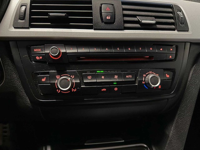 Bmw - 3-serie - 320i high executive - 29-txv-6 - 2012 iaw - afbeelding 1 van  11