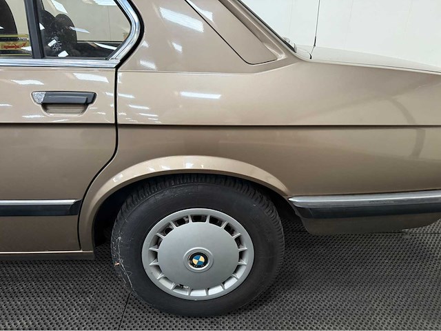 Bmw - 5-serie - 525i - automaat - oldtimer - 1983 - afbeelding 29 van  35