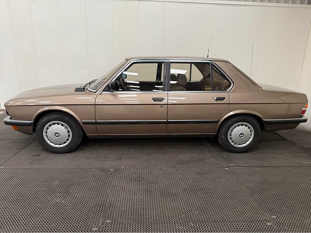 Bmw - 5-serie - 525i - automaat - oldtimer - 1983 - afbeelding 23 van  35