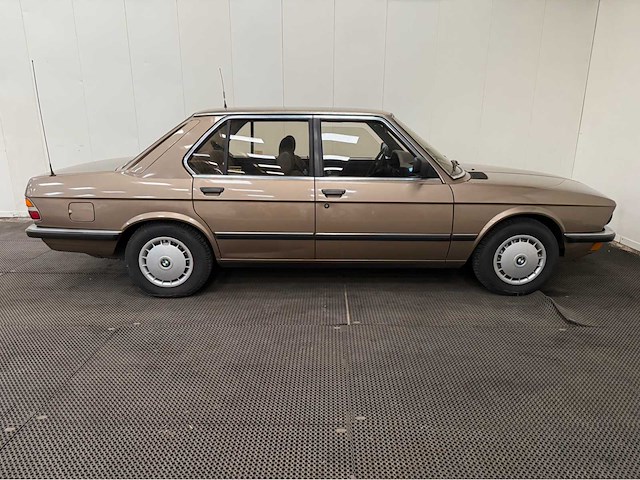 Bmw - 5-serie - 525i - automaat - oldtimer - 1983 - afbeelding 33 van  35