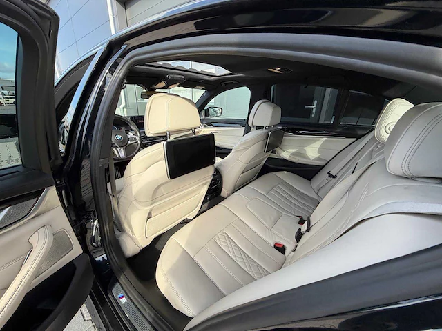 Bmw - 5-serie - m550i - xd hi exe personenauto - 2018 - afbeelding 34 van  34