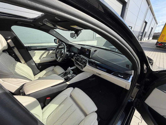 Bmw - 5-serie - m550i - xd hi exe personenauto - 2018 - afbeelding 3 van  34