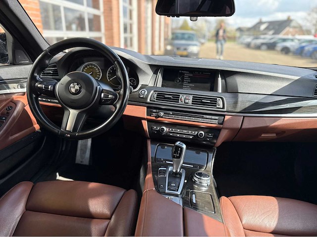 Bmw - 535i - 5-serie touring - executive personenauto - 2014 - afbeelding 11 van  30