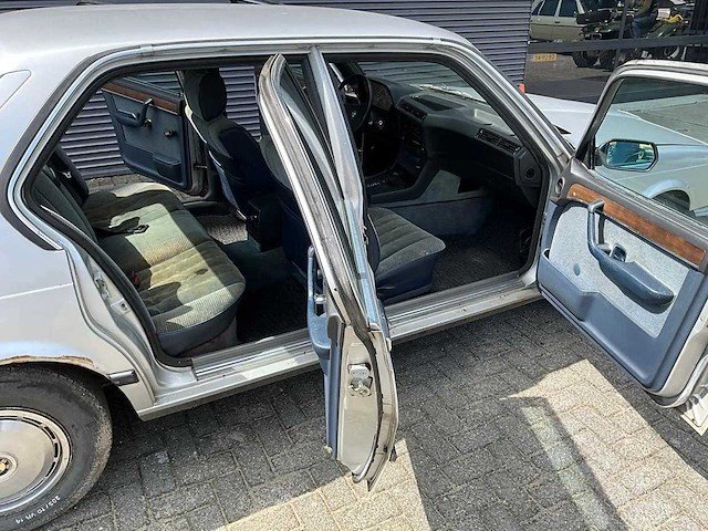 Bmw - 732i - personenauto - afbeelding 13 van  24