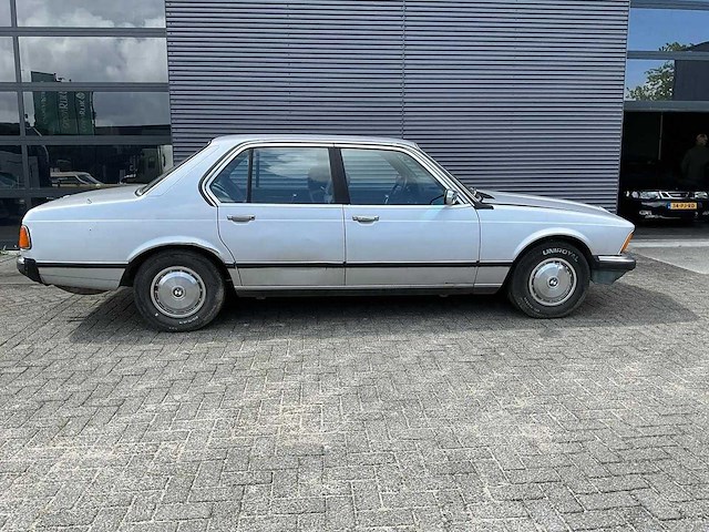 Bmw - 732i - personenauto - afbeelding 18 van  24