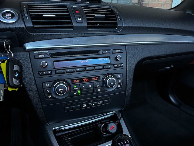 Bmw 118i cabrio high executive 1-serie 143pk 2011, l-752-xs - afbeelding 2 van  38