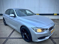 Bmw 3-serie 320i high executive; 88-xkj-4 - afbeelding 12 van  19