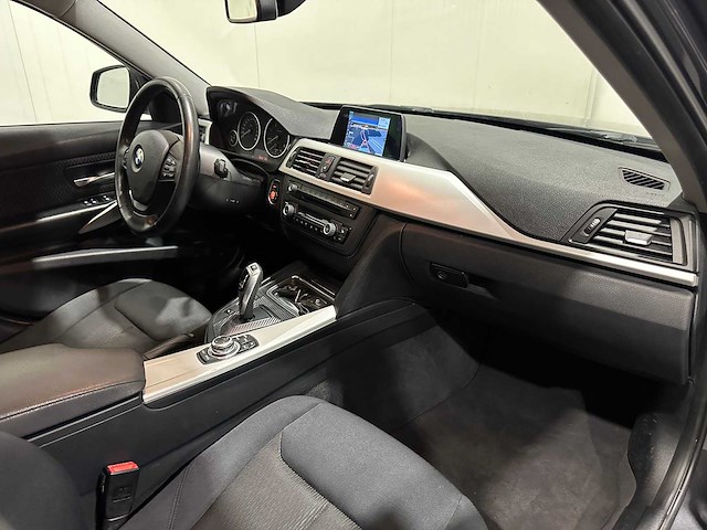 Bmw 3-serie touring 318d upgrade edition kp-516-b - afbeelding 3 van  25