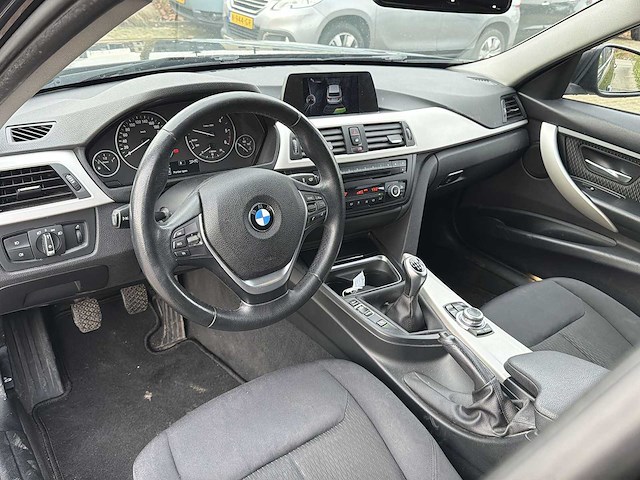 Bmw 3-serie touring 318d xdrive high executive 2014 | h-561-kx - afbeelding 28 van  31