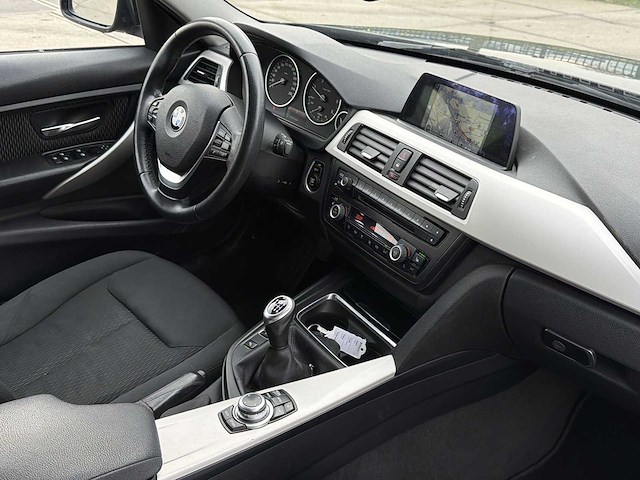 Bmw 3-serie touring 318d xdrive high executive 2014 | h-561-kx - afbeelding 20 van  24