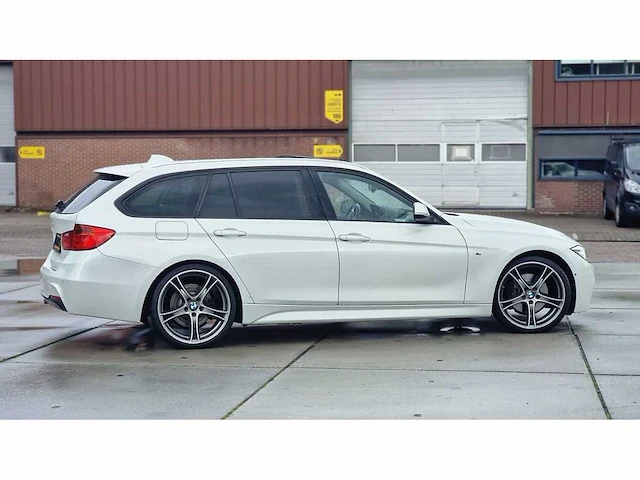 Bmw 3-serie touring 330d high executive | zd-695-l i - afbeelding 12 van  20