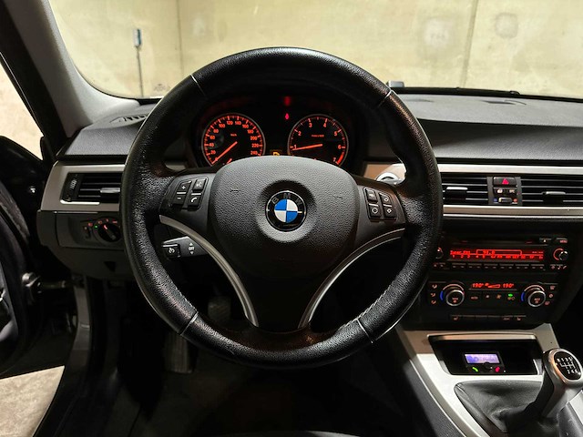 Bmw 318i touring high executive 3-serie 141pk 2008, 22-hnj-3 youngtimer - afbeelding 17 van  33
