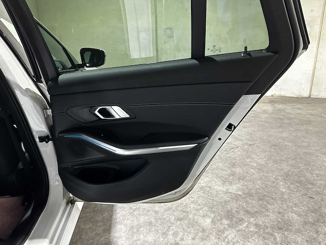 Bmw 320e touring business edition plus m-sport 204pk 2022 (origineel-nl + 1e eigenaar) 3-serie, p-991-jh - afbeelding 32 van  46