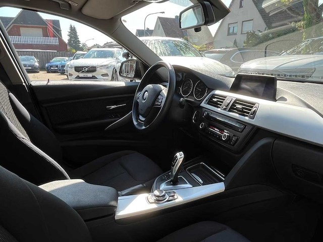 Bmw 320i f30 saloon modern line automaat, 3610 - afbeelding 11 van  31