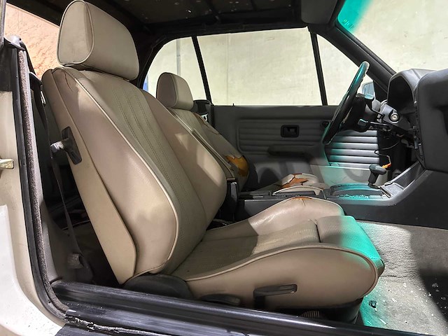 Bmw 325i cabriolet 170pk 1991 3-serie e30 youngtimer - afbeelding 32 van  44