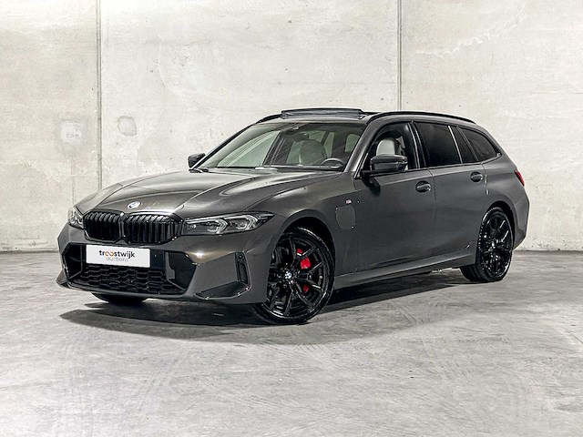 Bmw 330e touring 3-serie 292pk 2025 (origineel-nl + 1e eigenaar), jgl-92-h - afbeelding 1 van  56