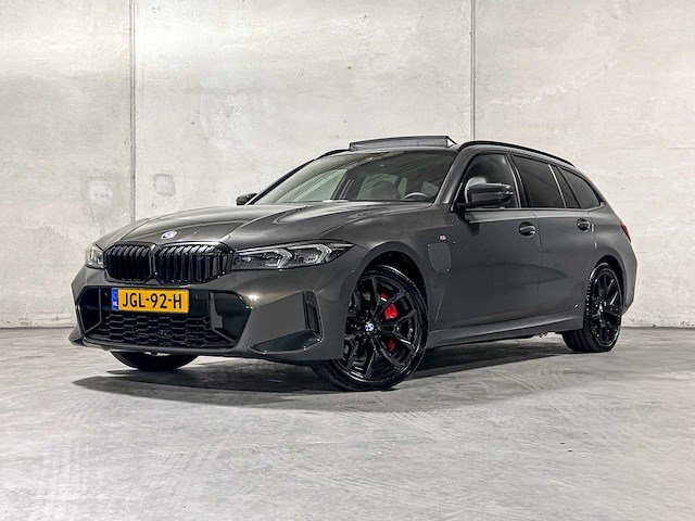 Bmw 330e touring 3-serie 292pk 2025 (origineel-nl + 1e eigenaar), jgl-92-h - afbeelding 23 van  56