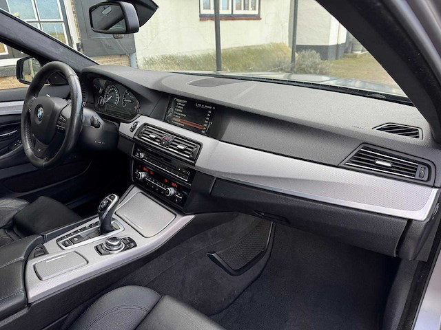 Bmw 5-serie touring m550xd 7-kjr-62 - afbeelding 10 van  36
