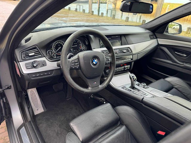 Bmw 5-serie touring m550xd; 7-kjr-62 - afbeelding 18 van  26