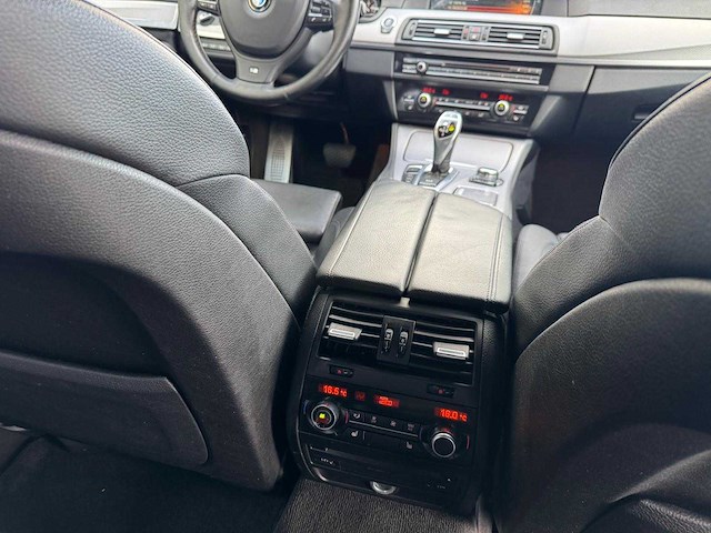 Bmw 5-serie touring m550xd; 7-kjr-62 - afbeelding 13 van  14