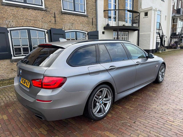 Bmw 5-serie touring m550xd; 7-kjr-62 - afbeelding 14 van  14