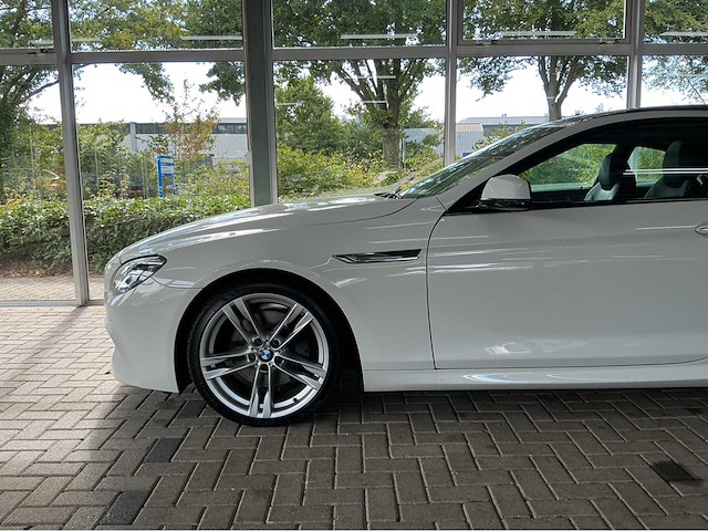 Bmw 650i coupé f13 | 4.4 v8 biturbo | 2013 | 450 pk | m sportpakket | head-up display | 20 inch 373m | 77.000 km | btw auto - afbeelding 4 van  29