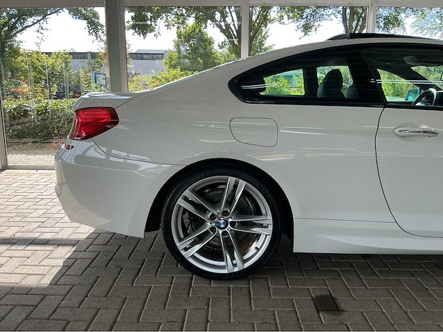 Bmw 650i coupé f13 | 4.4 v8 biturbo | 2013 | 450 pk | m sportpakket | head-up display | 20 inch 373m | 77.000 km | btw auto - afbeelding 27 van  29