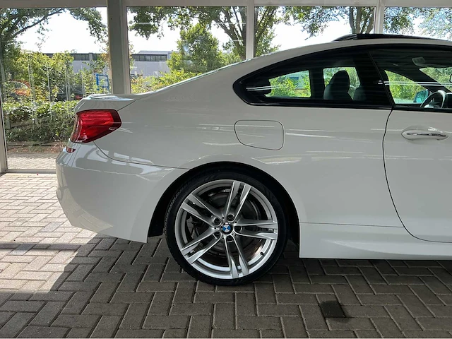 Bmw 650i coupé f13 | 4.4 v8 biturbo | 2013 | 450 pk | m sportpakket | head-up display | 20 inch 373m | 77.000 km | btw auto - afbeelding 27 van  29