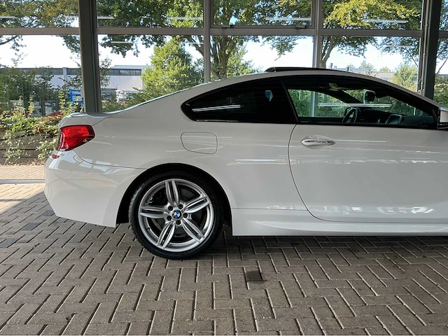 Bmw 650i m-sport | 4.4 v8 biturbo | 450 pk | 2014 | hud | adaptive led | comfort access | soft close | 19 inch m wielen | btw auto - afbeelding 30 van  34